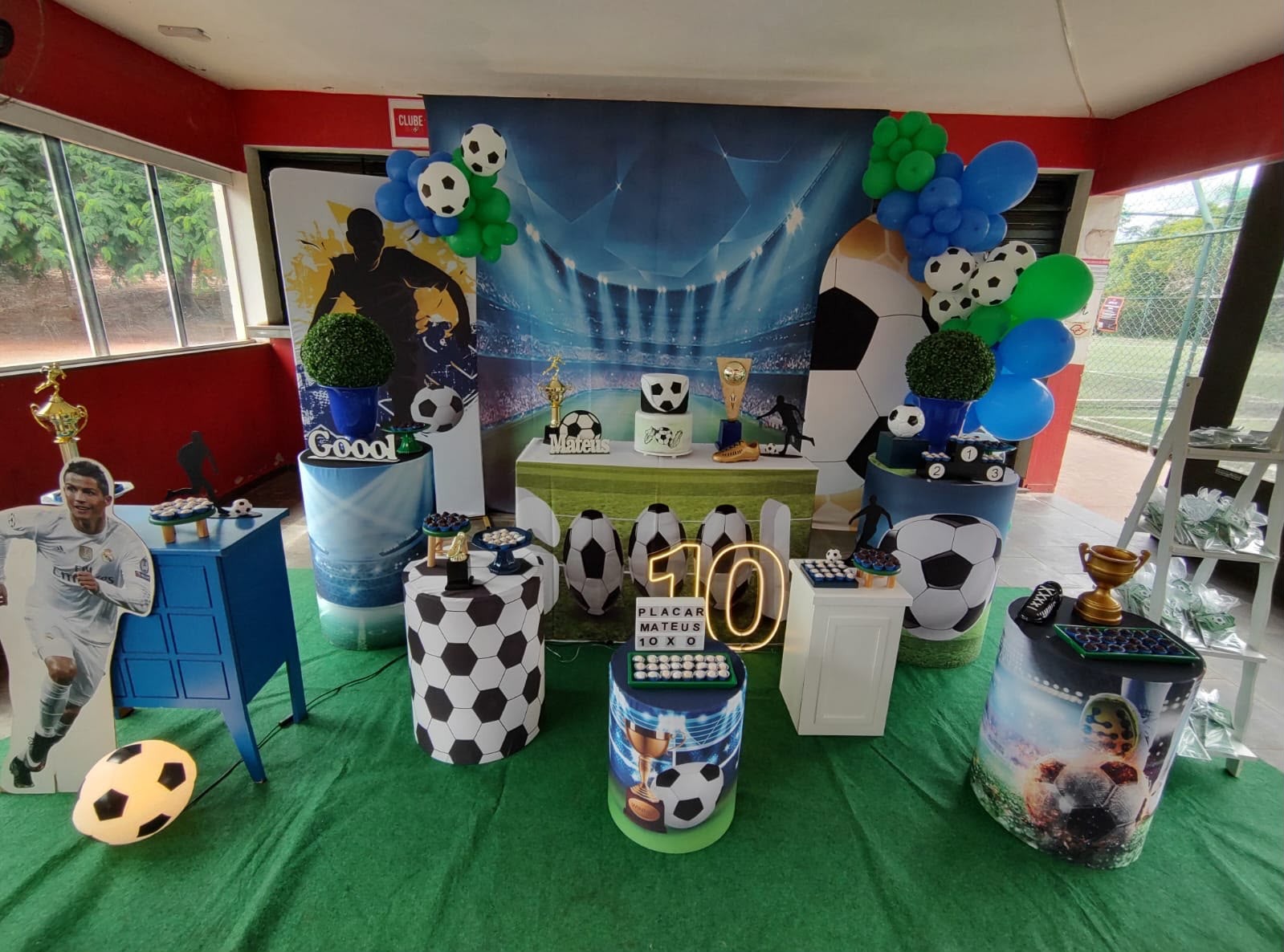 Festa de aniversário com decoração de futebol no Clube